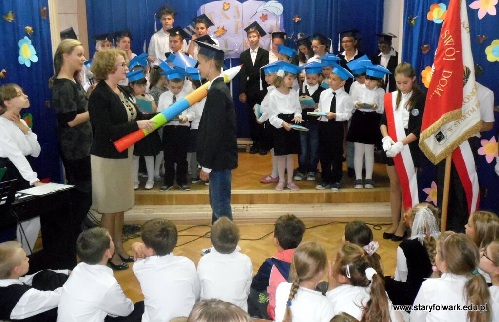 Idę do szkoły, a ze mną przyjaciele. Śpiewam wesoło, bo przygód czeka wiele.